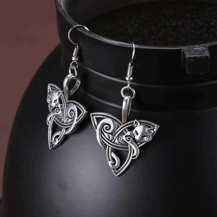 TRIQUETRA EARRINGS WITH BEAUTIFULLY INTERLACED CATS