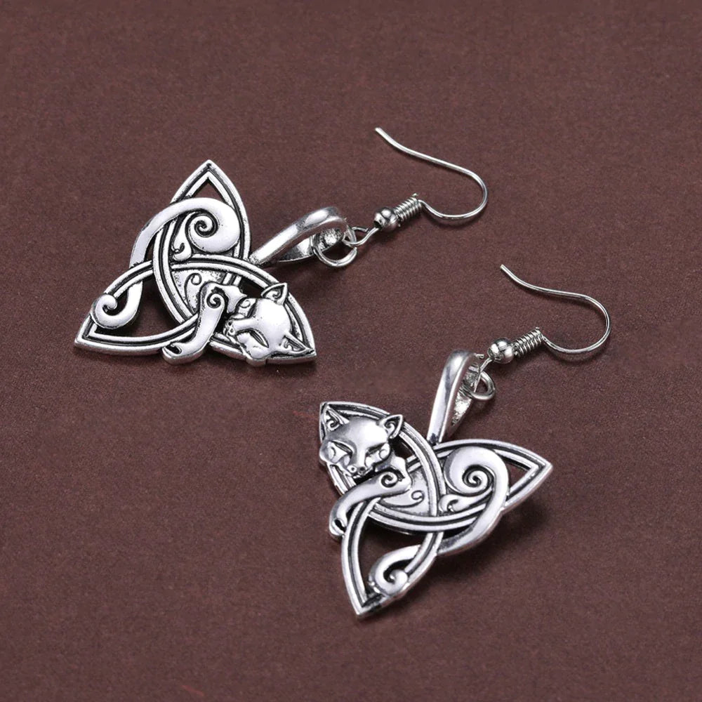 TRIQUETRA EARRINGS WITH BEAUTIFULLY INTERLACED CATS