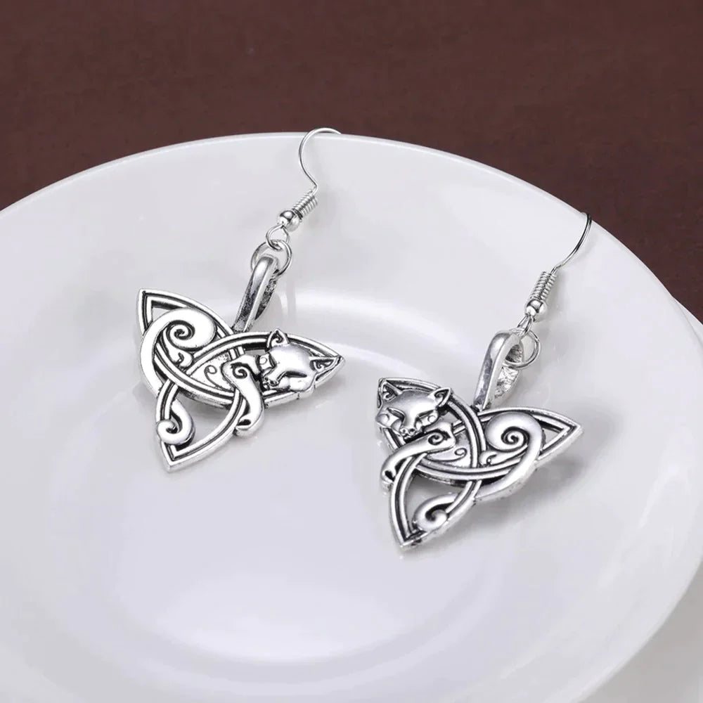 TRIQUETRA EARRINGS WITH BEAUTIFULLY INTERLACED CATS